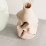 PLICA Linen – Skulpturale Designvase mit Leinenstruktur – Bild 3